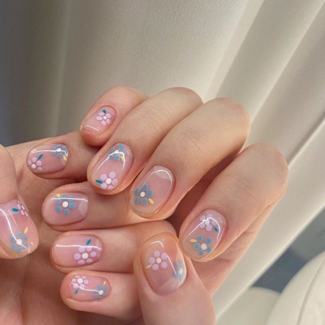 trendy short gel nails