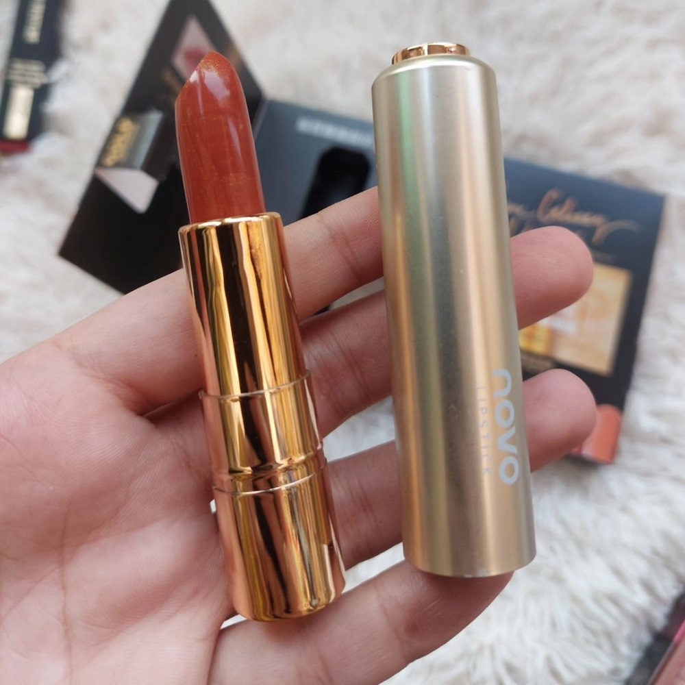 glossy lipstick